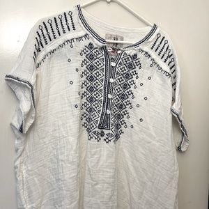 PreOwned lightweight white top with pocket